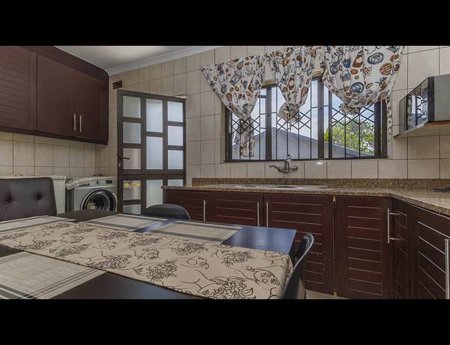 5 BEDROOM FREESTANDING FOR SALE IN WYEBANK